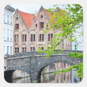 Alte Häuser in Brügge, Belgien Quadratischer Aufkleber