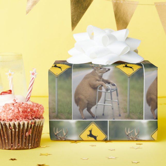 Alte Hirsche, die sich auf einer Wanderung lehnen Geschenkpapier (Geburtstagsparty)