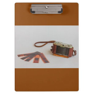 alte Kamera mit Negativ auf dem Clipboard Klemmbrett