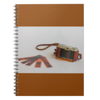 alte Kamera mit Negativ auf Foto-Notebook Notizblock