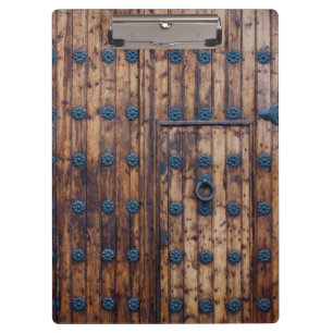 Alte kleine Tür innerhalb der großen verstärkten Klemmbrett