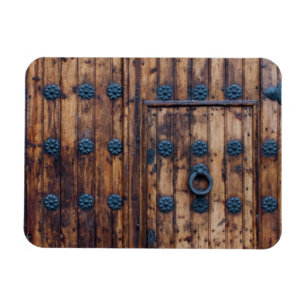 Alte kleine Tür innerhalb großer Türen Magnet