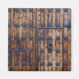 Alte kleine Tür innerhalb großer Türen Magnet