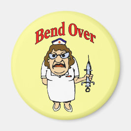 Alte Krankenschwester bennt über Magnet