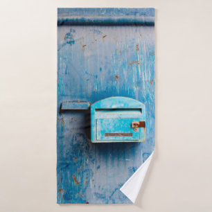 Alte Mailbox an der Türantiquität, Hintergrund, bl Badehandtuch