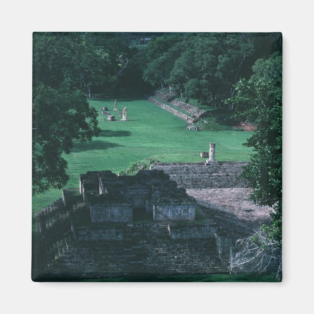 Alte Maya Ruins Grass Courtyard und Strukturen Magnet (Vorne)