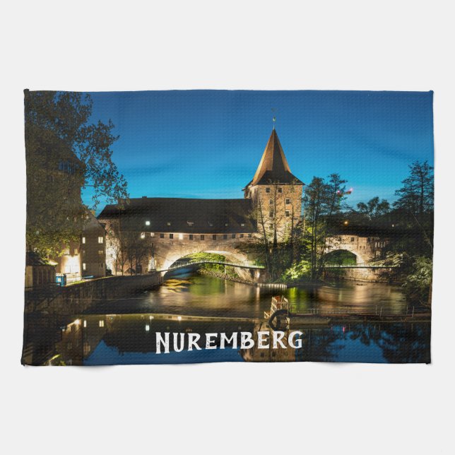 Alte mittelalterliche Brücke in Nürnberg Geschirrtuch (Horizontal)