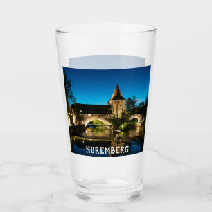 Alte mittelalterliche Brücke in Nürnberg Glas