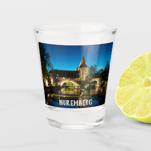 Alte mittelalterliche Brücke in Nürnberg Schnapsglas