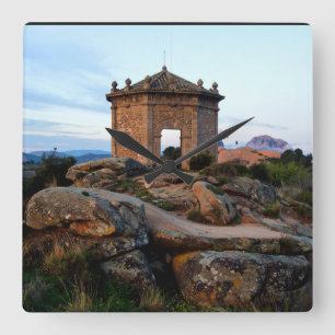 alte mittelalterliche Kirche Quadratische Wanduhr