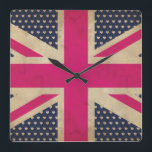 Alte Pink Union Jack Flag Wall Uhr<br><div class="desc">Ein illustriertes Grafikdesign einer Old Union Jack Flag in Rosa und Weiß mit dunkelblauer Hintergrundfarbe,  mit weißem Herzen für alle zazzle Produkte geeignet.</div>