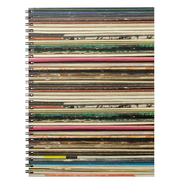 Alte Plattenkartons in Pilerecord gestapelt, vi Notizblock (Vorderseite)