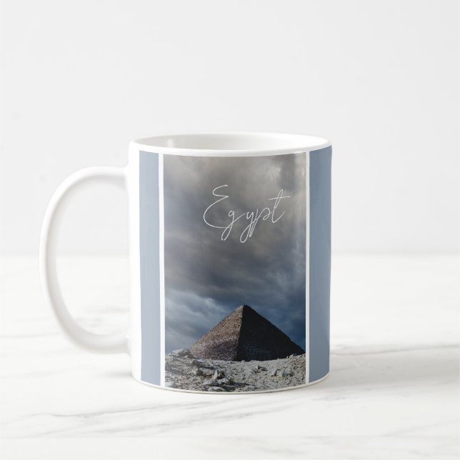Alte Pyramide mit stürmischem Himmel, Ägypten Kaffeetasse (Links)