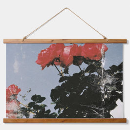 Alte rote Rosen gegen einen blauen Himmel Wandteppich Mit Holzrahmen
