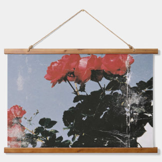 Alte rote Rosen gegen einen blauen Himmel Wandteppich Mit Holzrahmen