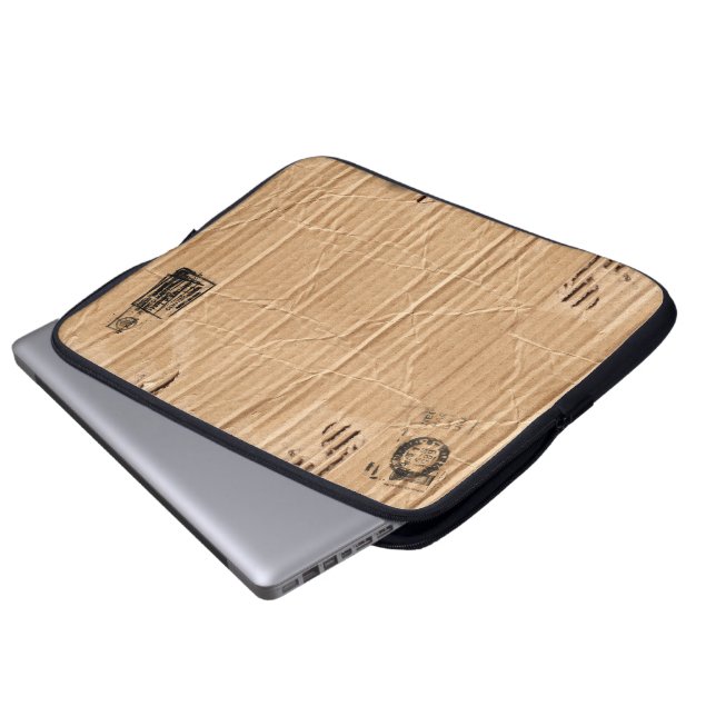 Alte schädigende Brown-Pappe mit Briefmarken und Laptopschutzhülle (Vorne Knopf)