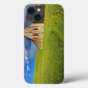 Alte Scheune auf einem Feld mit Sommerweizen Case-Mate iPhone Hülle