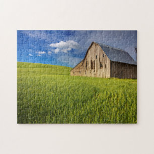 Alte Scheune auf einem Feld mit Sommerweizen Puzzle