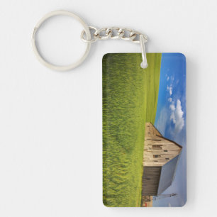 Alte Scheune auf einem Feld mit Sommerweizen Schlüsselanhänger