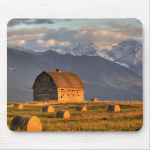Alte Scheune, eingerahmt von Heuballen und dramati Mousepad