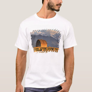Alte Scheune, eingerahmt von Heuballen und dramati T-Shirt