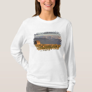 Alte Scheune, eingerahmt von Heuballen und dramati T-Shirt