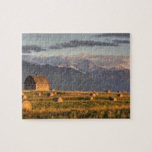 Alte Scheune eingerahmt von Heuballen und dramatis Puzzle