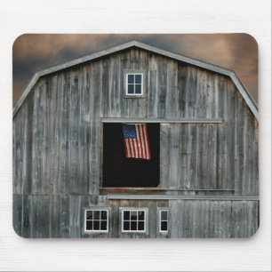 alte Scheune mit amerikanischer Flagge Mousepad