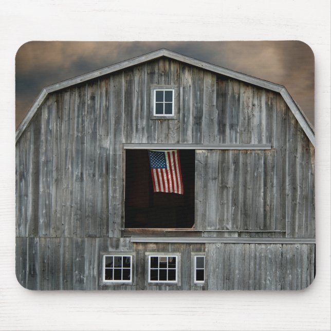 alte Scheune mit amerikanischer Flagge Mousepad (Vorne)