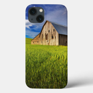 Alte Scheune umgeben von einem Feld mit Sommerweiz Case-Mate iPhone Hülle