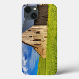 Alte Scheune umgeben von einem Frühjahrsweizenfeld Case-Mate iPhone Hülle