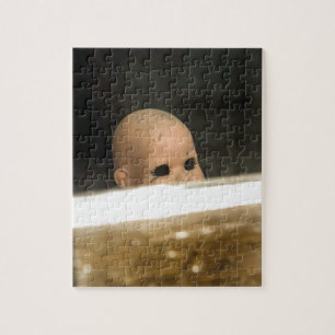 Alte schmutzige Puppenkopf schaut aus dem Fenster Puzzle