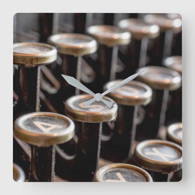 Alte Schreibmaschine befestigt quadratische Quadratische Wanduhr (Vorderseite)