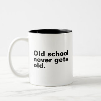 Alte Schule wird nie alt - lustiges Sprichwort sar Zweifarbige Tasse