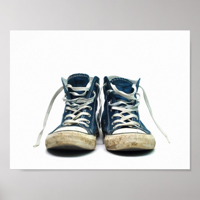 Alte Sneakers schmutzige Sportschuhe weißer Hinter Poster (Vorne)