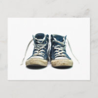 alte Sneakers schmutzige Sportschuhe weißer Hinter