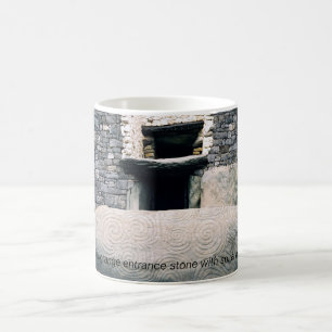 Alte Spiralsymbole, Newgrange, Irland. Tasse