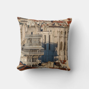 Alte Stadt Lissabon mit Aussichtsturm und Kirchenr Kissen