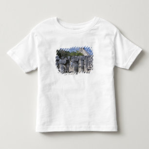 Alte Steinsäulen in Chichen Itza. Mittelzentral Kleinkind T-shirt