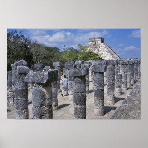 Alte Steinsäulen in Chichen Itza. Mittelzentral Poster