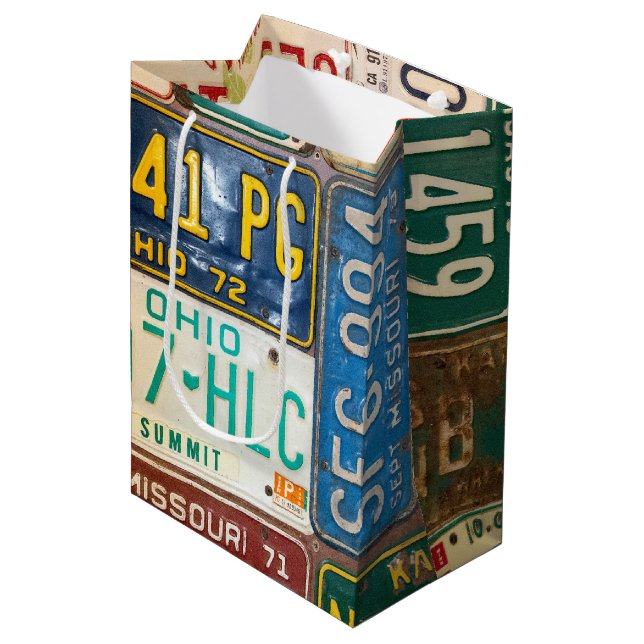 alte Teller rostiger Lizenzen Mittlere Geschenktüte (Vorderseite Schrägansicht)