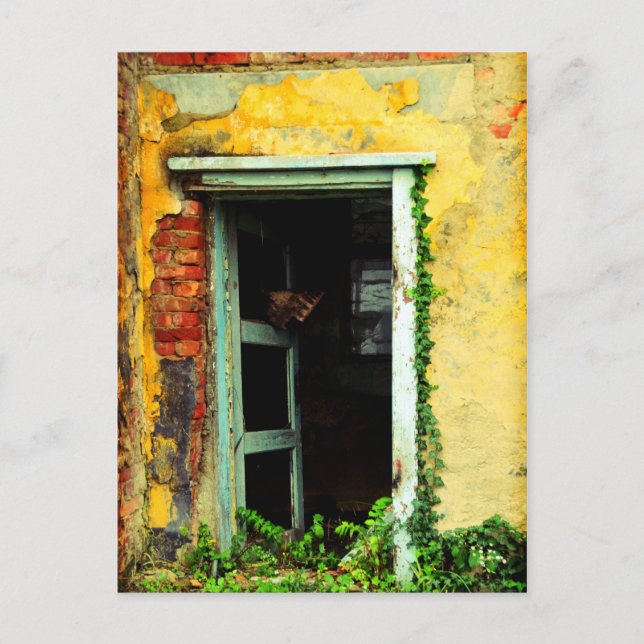 Alte Tür bei verlassenem Haus am Flughafen Balaton Postkarte (Vorderseite)