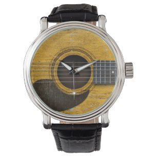 Alte und abgenutzte akustische Gitarre mit Pickgua Armbanduhr