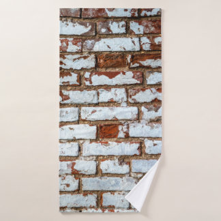 Alte Vintage Backsteinwand mit weißer Sprinklerpla Badehandtuch