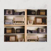 Alte Vintage Fünfzigerjahre Radios auf Regalen
