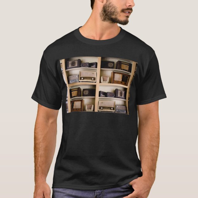 Alte Vintage Fünfzigerjahre Radios auf Regalen T-Shirt (Vorderseite)