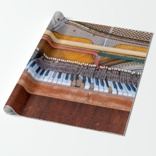 Alte Vintage-Piano mit geöffnetem Deckel. Eine ver Geschenkpapier