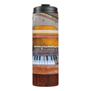Alte Vintage-Piano mit geöffnetem Deckel. Eine ver Thermosbecher