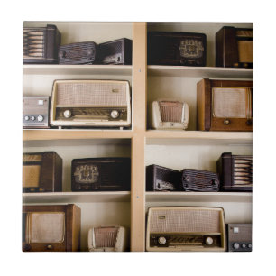 Alte Vintage-Radios aus den 1950er Jahren auf Rega Fliese