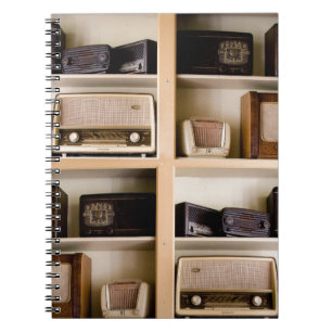 Alte Vintage-Radios aus den 1950er Jahren auf Rega Notizblock
